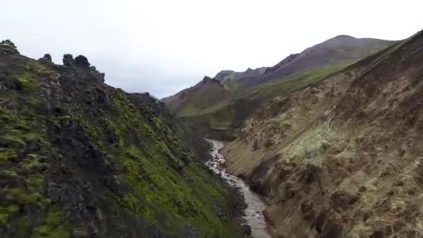 Aero πλαίσιο από iceland, βράχια στο βουνό και τη φύση της iceland — Αρχείο Βίντεο