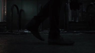 Moskova 'dan bir çerçeve, kaldırımda yürüyen bir adamın bacakları.