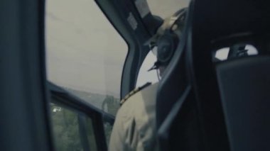 Helikopterden çekilmiş, pilot, uçuş ve helikopter görüntüsü.