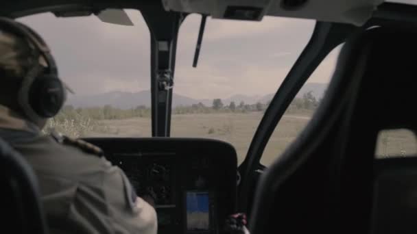 Выстрел с вертолета, пилота, полет и вид с вертолета — стоковое видео