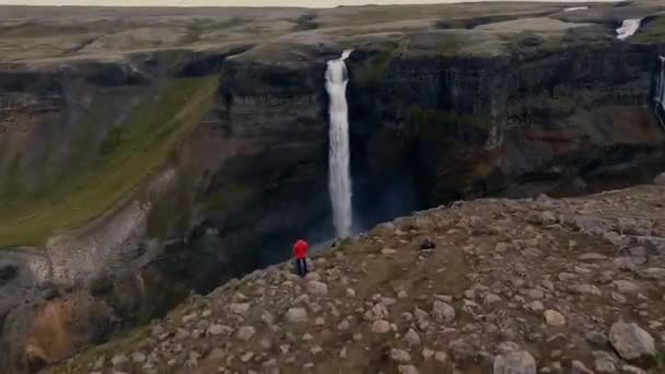 Marco aerodinámico de montañas en iceland, cascadas y naturaleza — Vídeo de stock