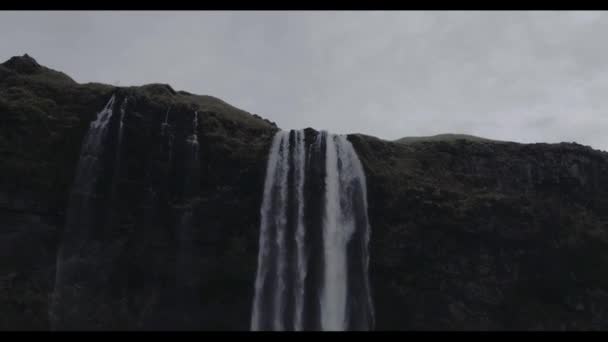 Rama lotnicza z Iceland, wodospad, góry, skały — Wideo stockowe