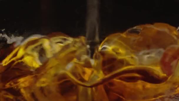 tasse en verre avec liquide et glace