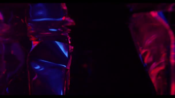 glaçons flottent dans un verre avec lumière au néon