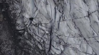 İzlanda 'dan, dağlardan, buz kütlelerinden, kayalardan ve taşlardan