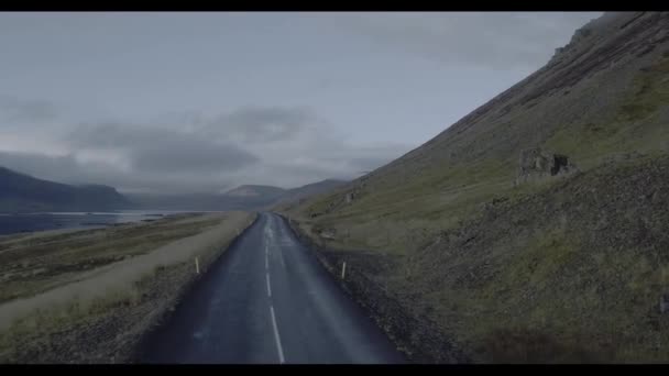 Flugzeugrahmen aus Island, Bergen und Wasser — Stockvideo
