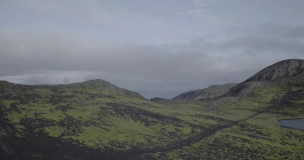 Flugzeugrahmen aus Island, Bergen und Wasser — Stockvideo