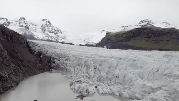 Cornice aero da ghiaia, montagne e banchi di ghiaccio, rocce e pietre — Video Stock