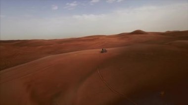 Aero çerçevesi Dubai 'deki çölden 4K