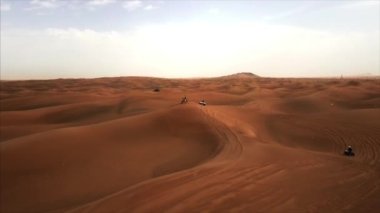 Aero çerçevesi Dubai 'deki çölden 4K