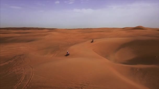 Аэрокадр 4K из пустыни в Дубае — стоковое видео