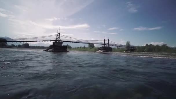 Frame van een boot die drijft op de rivier bij Baikal — Stockvideo