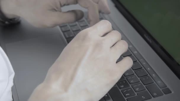 男人在键盘上的笔记本电脑上打字 — 图库视频影像