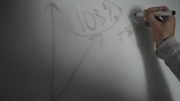 Мужчина пишет маркером на доске — стоковое видео