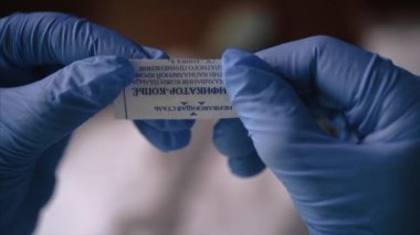 Hastanede bir doktor eldiven ile tıbbi ekipman kullanır.