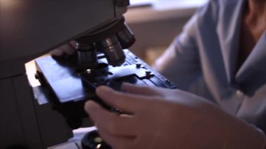 Hastanede bir doktor eldiven ile tıbbi ekipman kullanır.