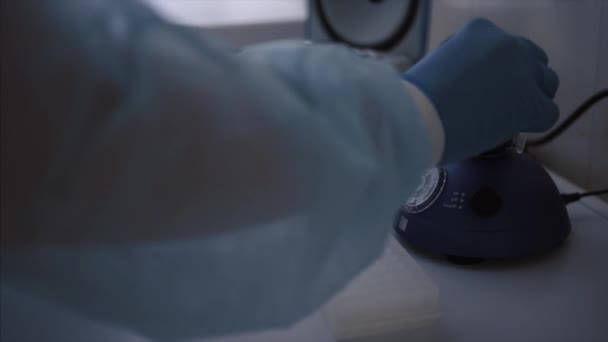 Врач в больнице использует медицинское оборудование с перчатками — стоковое видео
