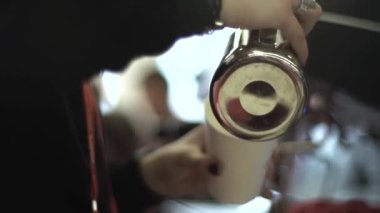 Barista bir iş merkezinde, bir konferansta kahve yapıyor.