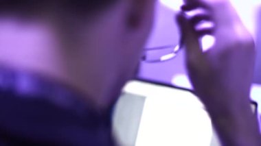 Dizüstü bilgisayarda, işte, ofiste çalışan adam