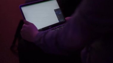 Dizüstü bilgisayarda, işte, ofiste çalışan adam