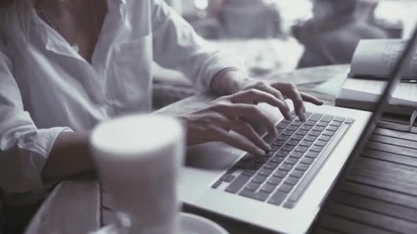 Człowiek pracujący na laptopie, w biznesie, biurze — Wideo stockowe