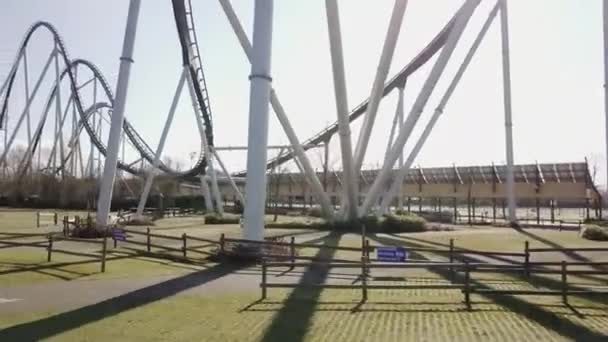 Marco aerodinámico de Alemania, parque de atracciones, montaña rusa — Vídeo de stock