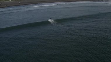 Kamçatka 'dan, plajdan ve denizden, dalgalardan ve sörfçülerden