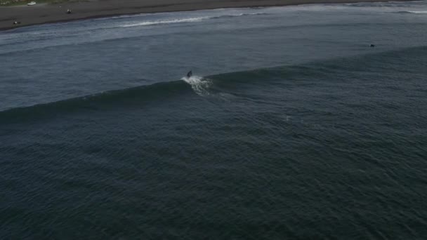 Aero frame da Kamchatka, spiaggia e mare, onde e surfisti — Video Stock