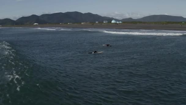 Aero frame van Kamchatka, strand en zee, golven en surfers — Stockvideo