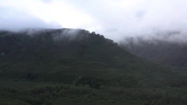 Kamçatka 'nın, doğanın, dağların, volkanların, bulutların ve sisin hava görüntüleri.
