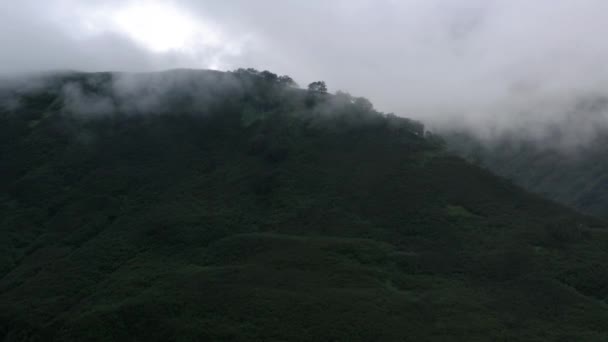 Luftaufnahme von Kamtschatka, Natur, Bergen, Vulkanen, Wolken und Nebel — Stockvideo