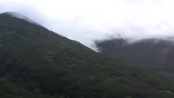 Letecký záběr Kamčatky, přírody, hor, sopek, mraků a mlhy — Stock video
