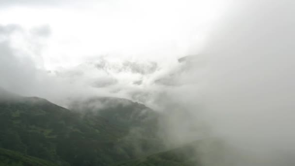 カムチャツカ、自然、山、火山、雲、霧の空中撮影 — ストック動画