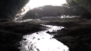Kamçatka 'daki bir mağaranın hava görüntüsü, kayalar.