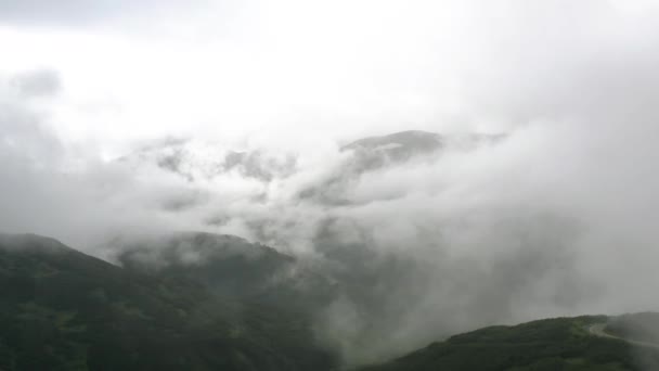 Kamçatka 'nın, doğanın, dağların, volkanların, bulutların ve sisin hava görüntüleri. — Stok video
