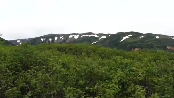 Tiro aéreo de Kamchatka, montanhas da natureza e vulcões — Vídeo de Stock