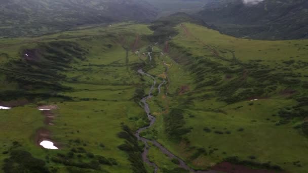 Plano aéreo desde Kamchatka, montañas naturales y volcanes — Vídeos de Stock