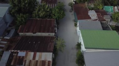 Maldivler 'in havadan çekilmiş görüntüleri. Okyanusta ve doğada bir ada.