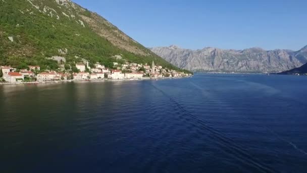 Disparo aéreo desde Montenegro, montañas naturales y mar — Vídeo de stock