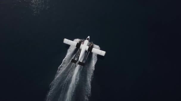 Letadlo vzlétá z oceánu na Maledivách — Stock video