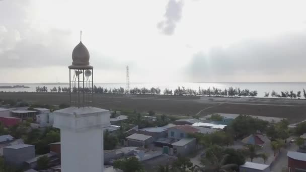 Luchtfoto van de Malediven, een eiland in de oceaan en de natuur — Stockvideo