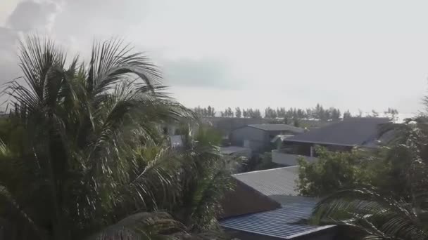 대양과 자연에 있는 섬인 몰디브의 공중 촬영 — 비디오