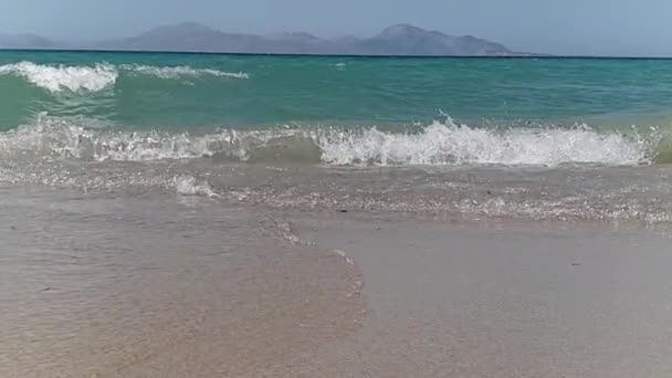 Ondas de playa video en cámara lenta. Olas marinas. Hermosas imágenes de agua ondulada en un día soleado . — Vídeos de Stock