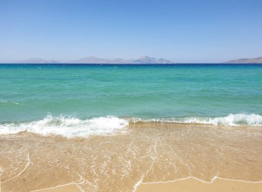 Mavi deniz ve sahil arka planı. Deniz suyu yüzeyi. Deniz manzaralı. Plaj manzaralı.