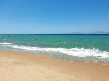 Mavi deniz ve sahil arka planı. Deniz suyu yüzeyi. Deniz manzaralı. Plaj manzaralı.