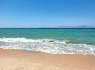 Mavi deniz ve sahil arka planı. Deniz suyu yüzeyi. Deniz manzaralı. Plaj manzaralı.