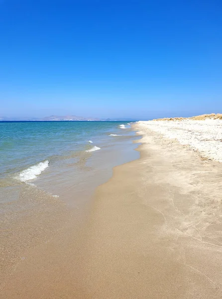 Mavi deniz ve sahil arka planı. Deniz suyu yüzeyi. Deniz yüzeyi görünümü. — Stok fotoğraf