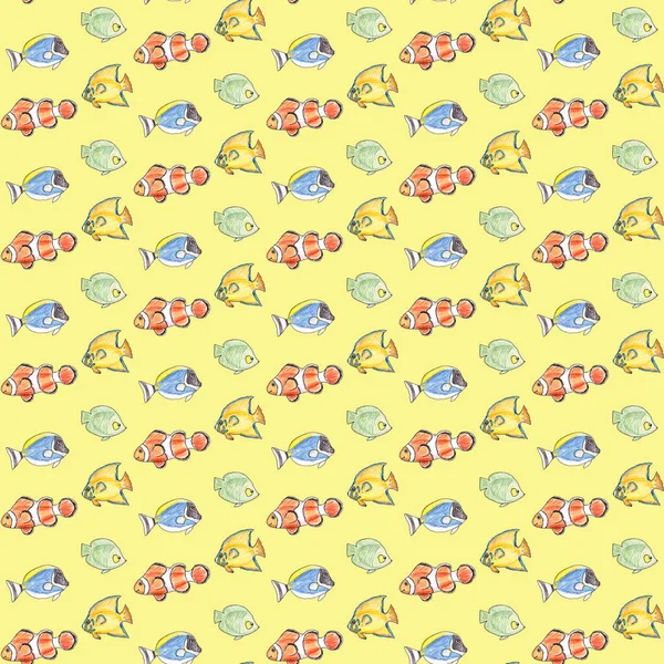 Håndtegnet sømløst mønster med farverige fisk på en blå baggrund. - Stock-foto
