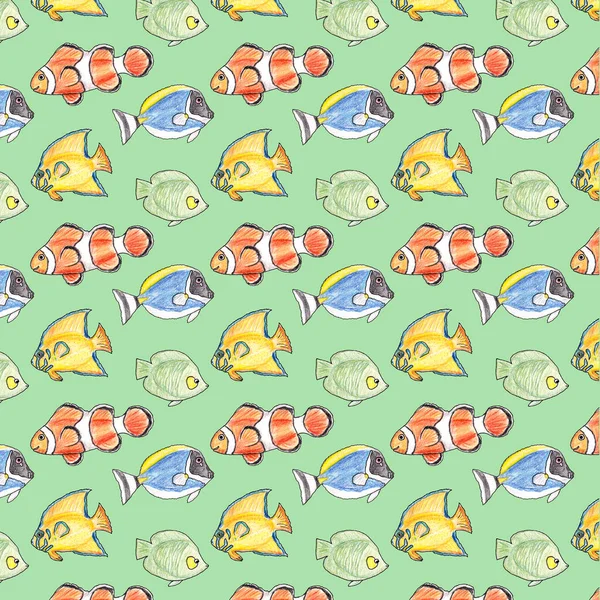 Handgezeichnetes nahtloses Muster mit bunten Fischen auf grünem Hintergrund. — Stockfoto