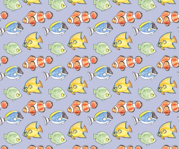 Håndtegnet sømløst mønster med farverige fisk på en blå baggrund. - Stock-foto